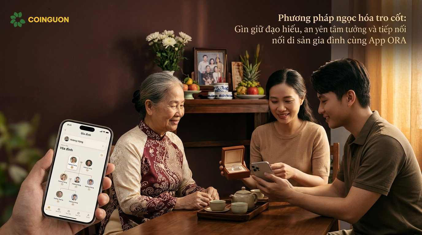 Gia đình ba thế hệ Việt Nam quây quần bên bàn trà, cùng xem cây gia phả số trên điện thoại và gìn giữ kỷ vật tưởng niệm, thể hiện sự tiếp nối di sản gia đình cùng ứng dụng ORA mà không hiển thị logo trên ảnh - Cội Nguồn ORA